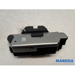 Peugeot - 208 - Tailgate lock mechanism