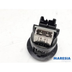 Peugeot - 208 - AUX / USB connection