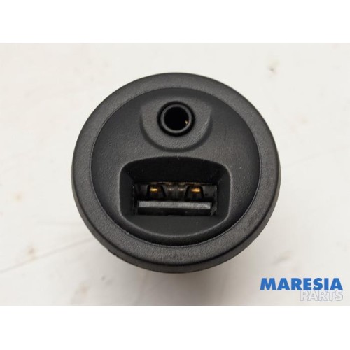 Peugeot - 208 - AUX / USB connection