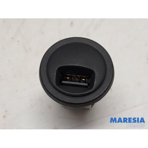 Peugeot - 208 - AUX / USB connection