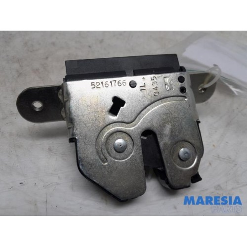 Fiat - 500 - Tailgate lock mechanism