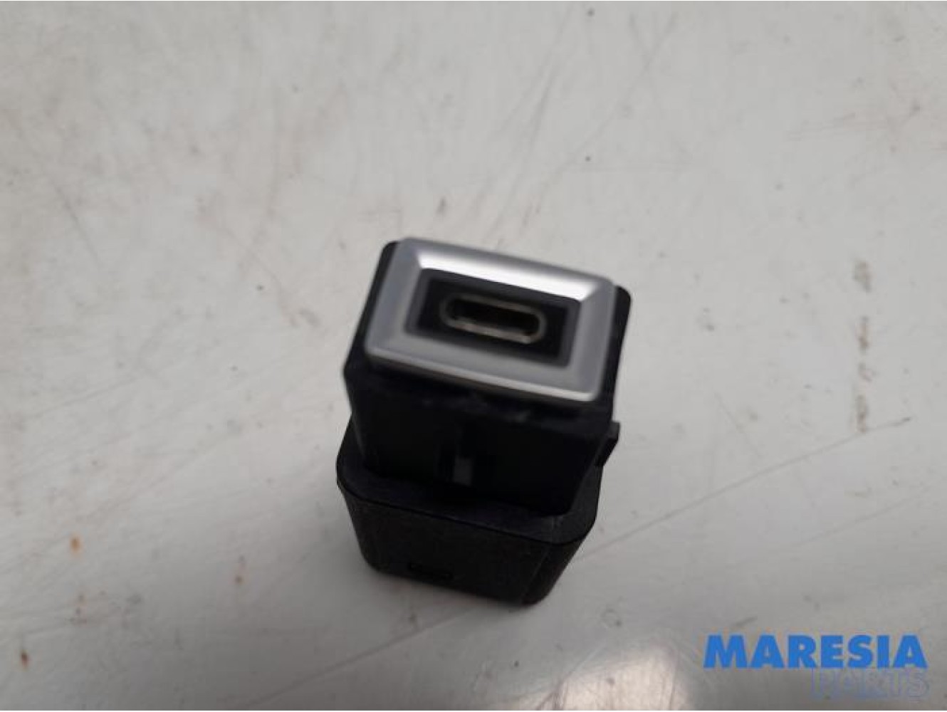 Citroen - C4 - Prise USB