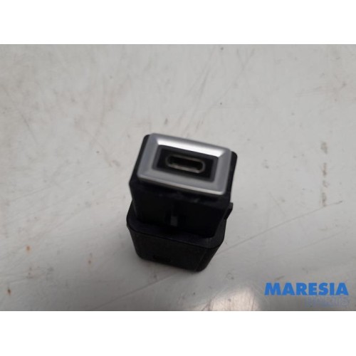 Citroen - C4 - USB plug