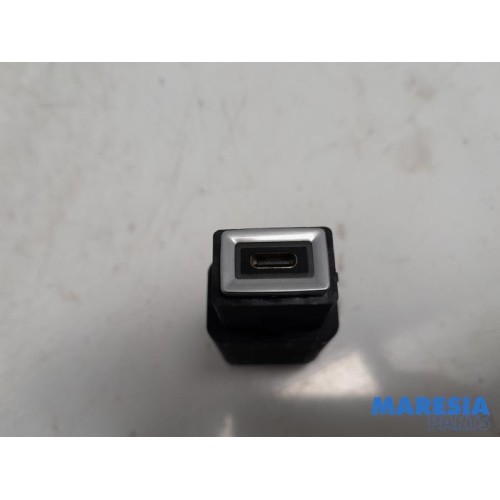 Citroen - C4 - USB plug
