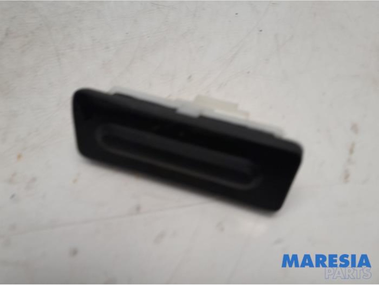 Citroen - C4 - Tailgate switch