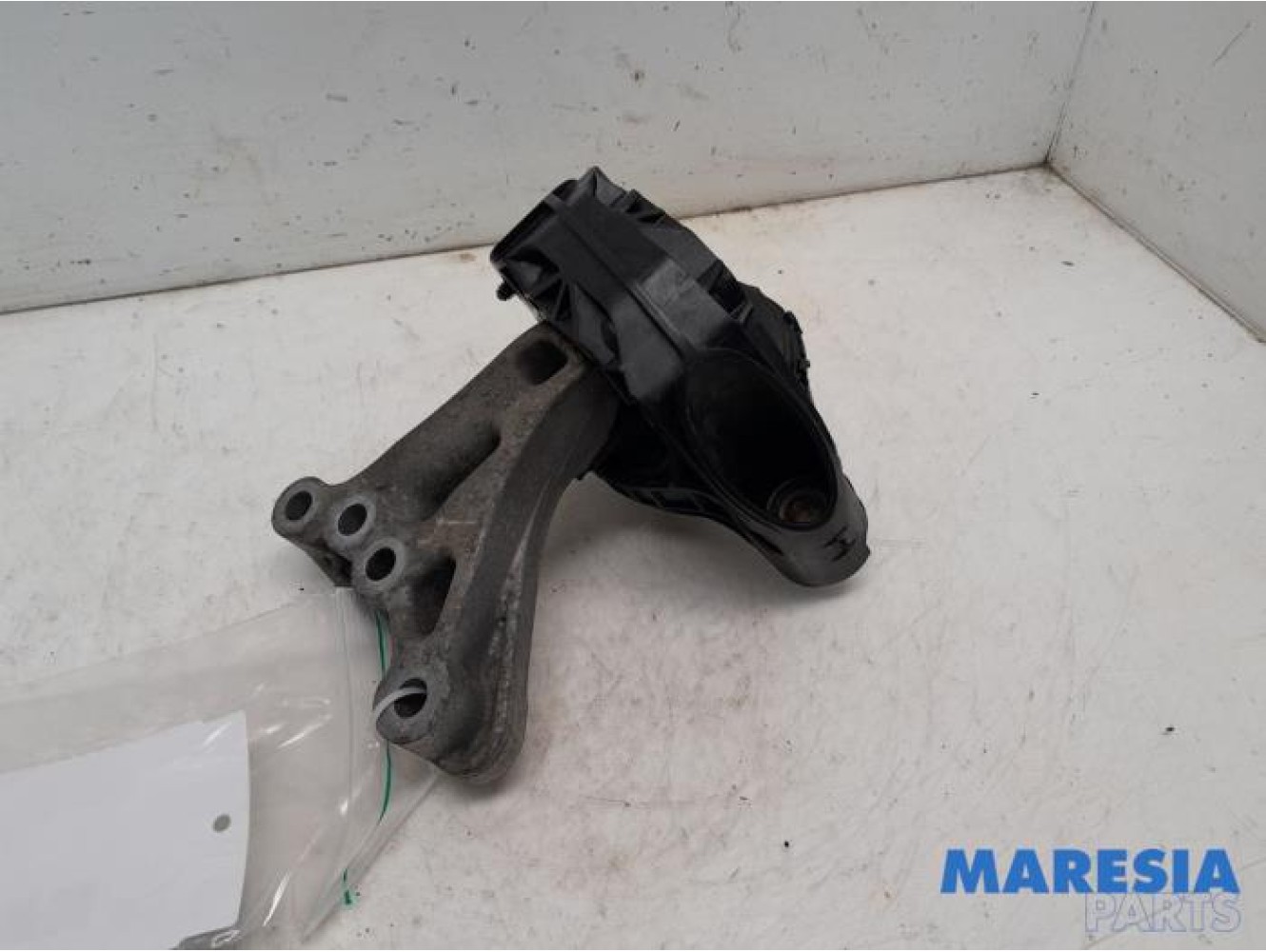 Peugeot - 208 - Engine mount