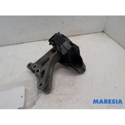 Peugeot - 208 - Engine mount