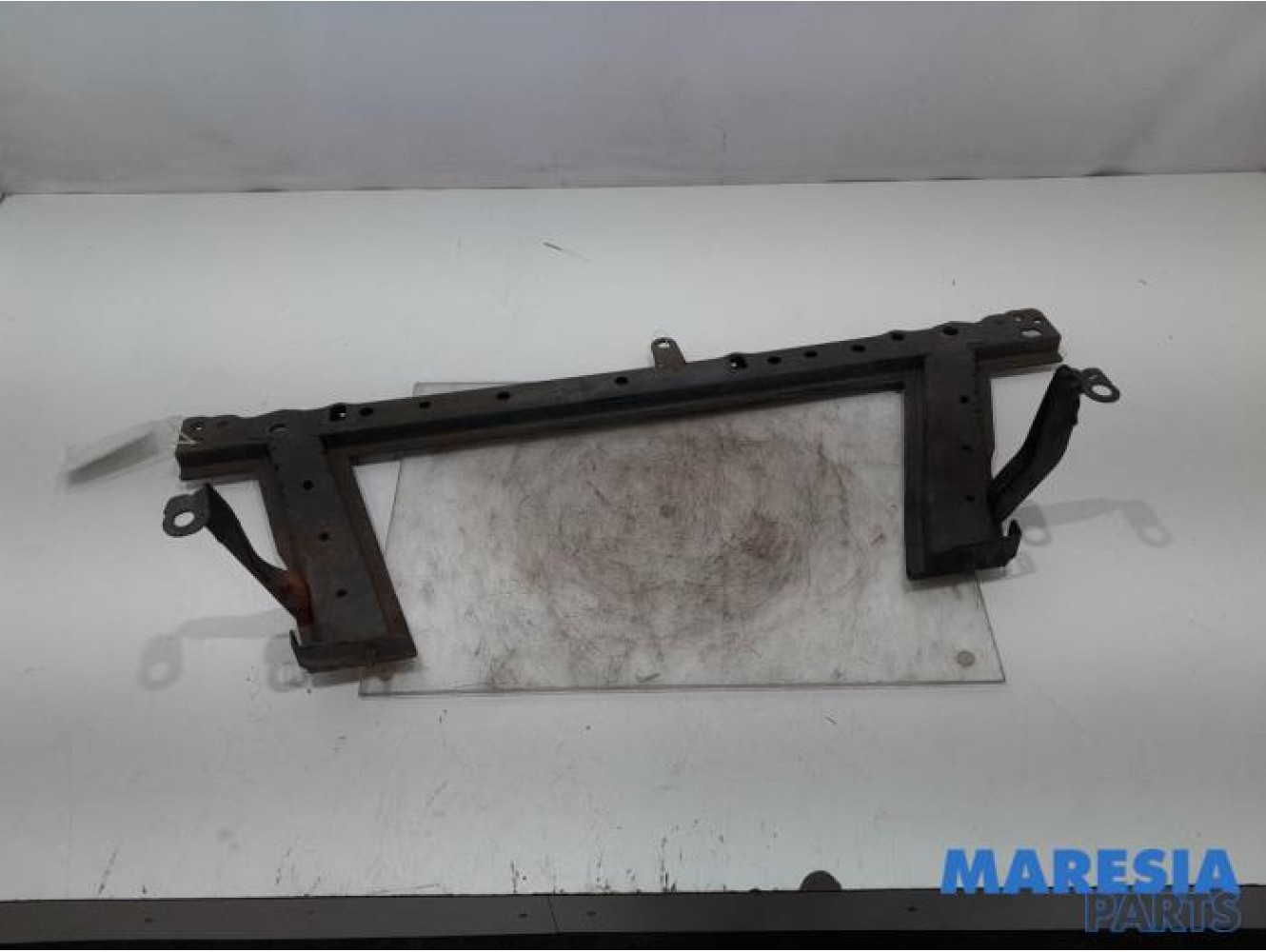 Renault - Clio - Radiator bar