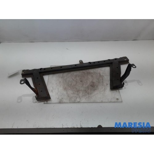 Renault - Clio - Radiator bar