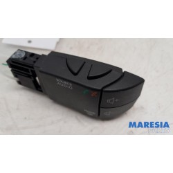 Renault - Captur - Steering wheel mounted radio control