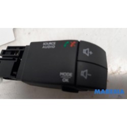 Renault - Captur - Steering wheel mounted radio control