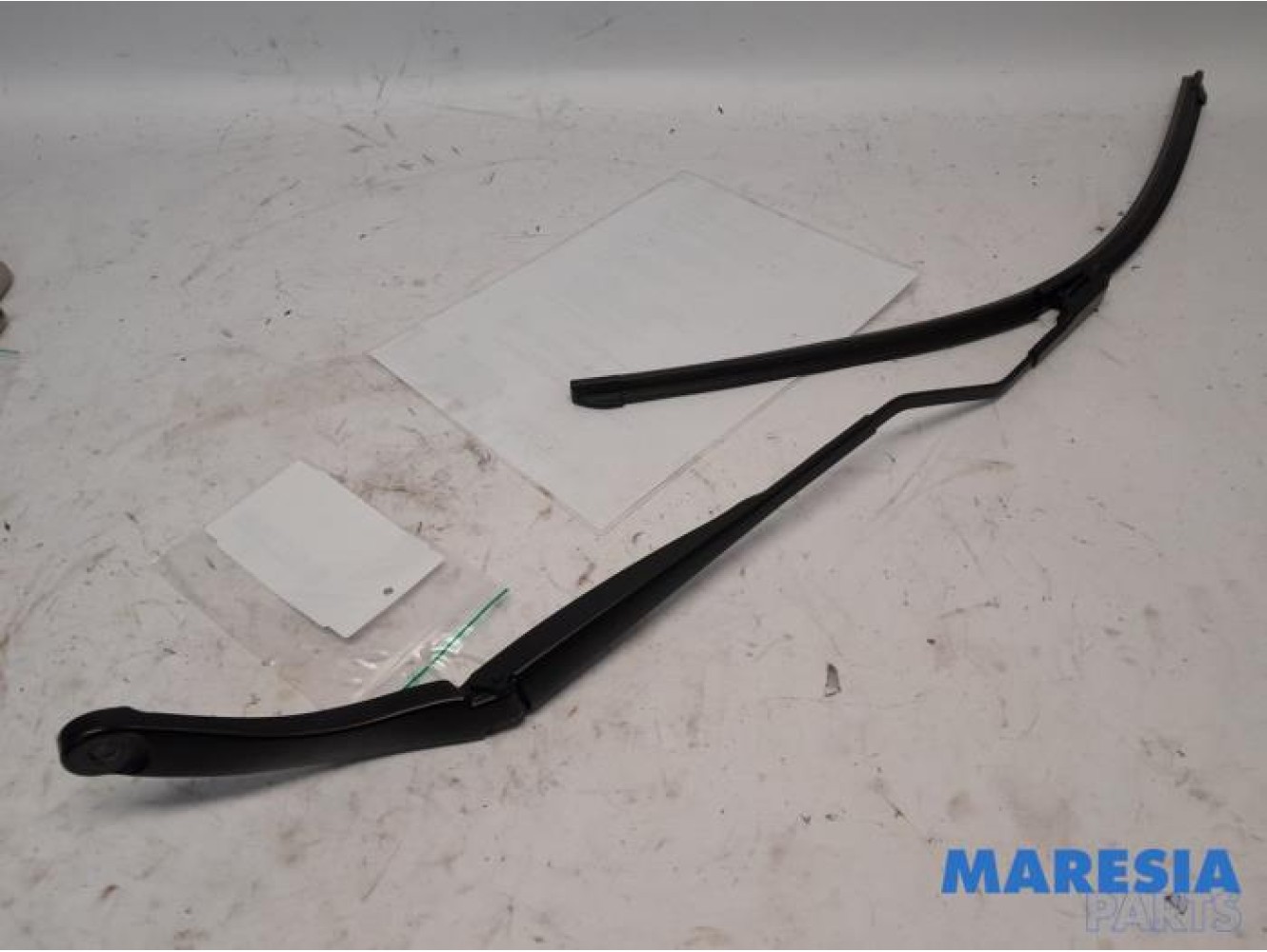 Renault - Captur - Front wiper arm