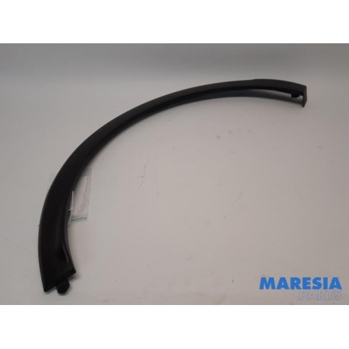 Renault - Captur - Flared wheel arch
