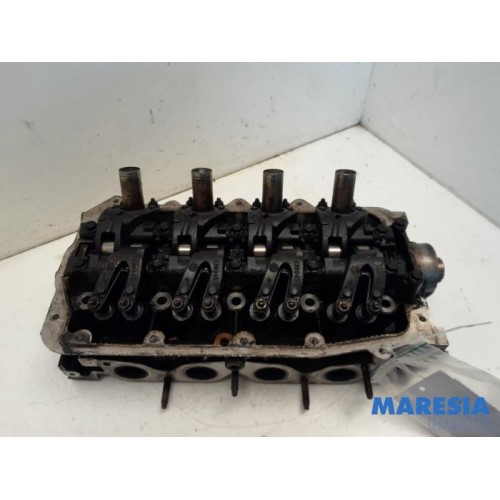 Renault - Clio - Cylinder head