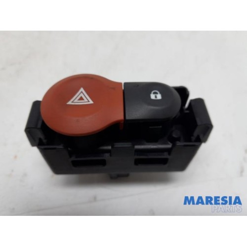 Renault - Clio - Panic lighting switch