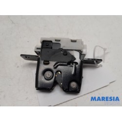 Renault - Clio - Tailgate lock mechanism
