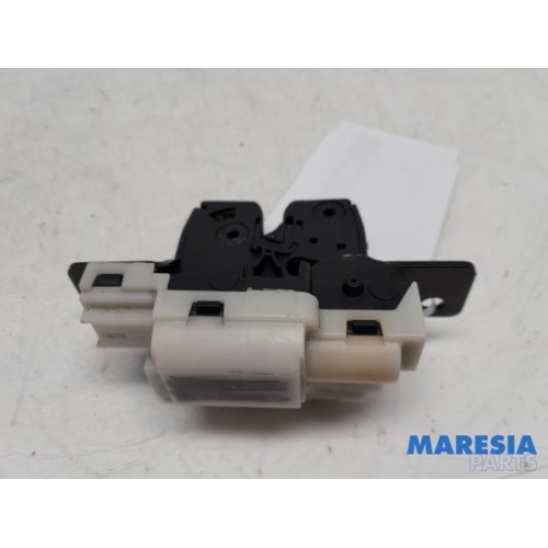 Renault - Clio - Tailgate lock mechanism