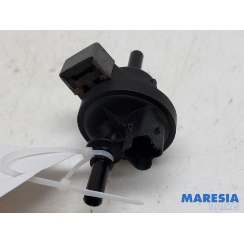 Renault - Clio - Vacuum valve