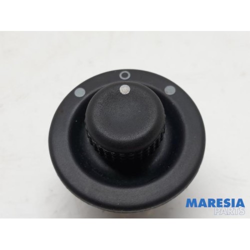 Renault - Clio - Mirror switch