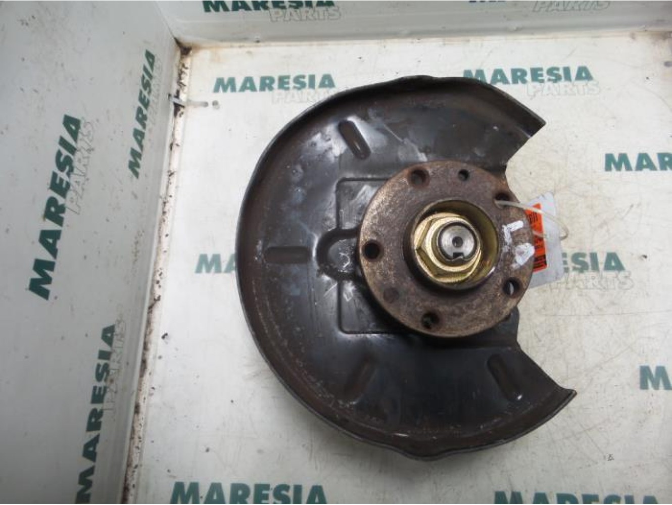 Alfa Romeo - 156 - Fusee links-achter