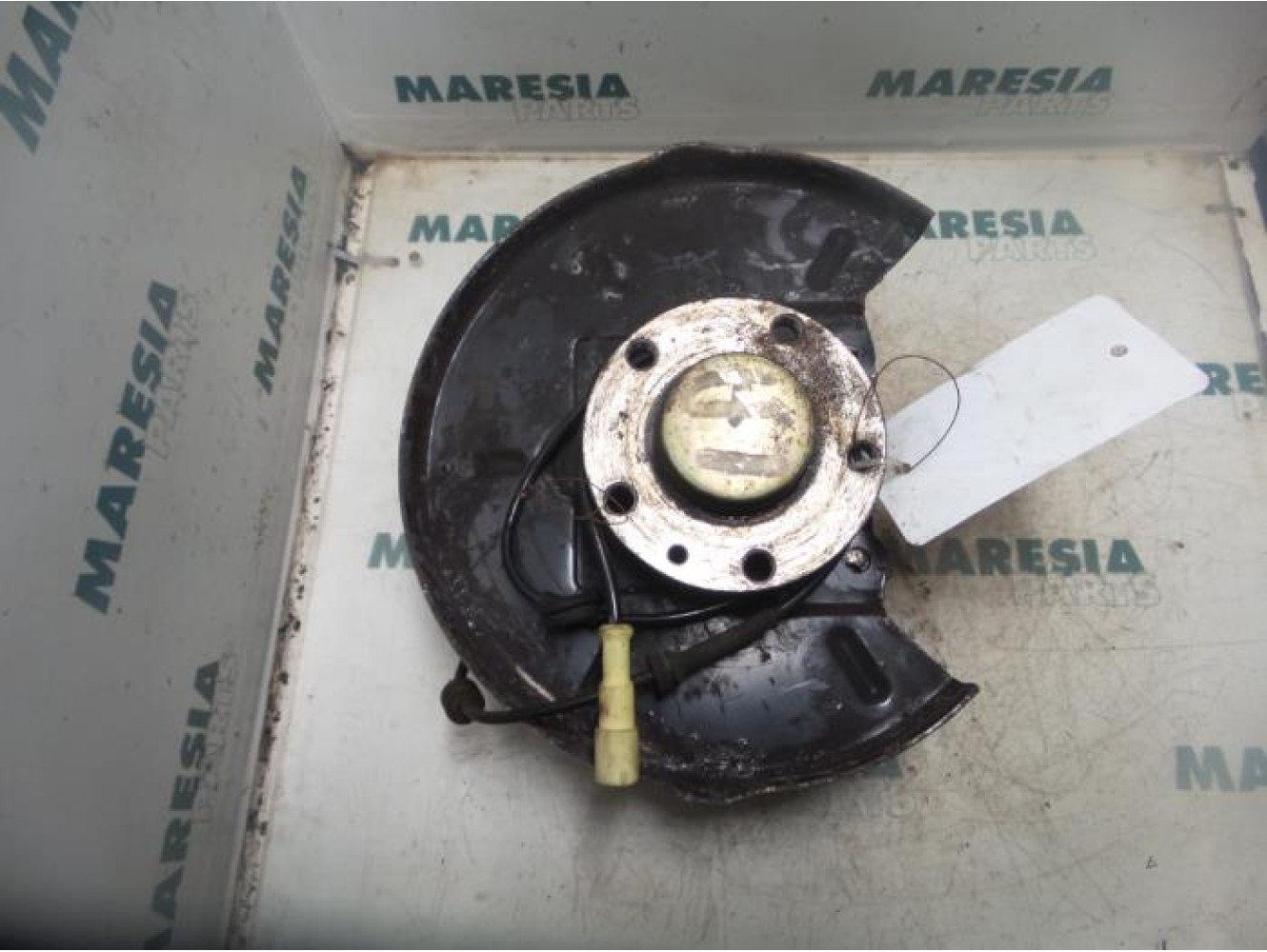 Alfa Romeo - 156 - Fusee links-achter