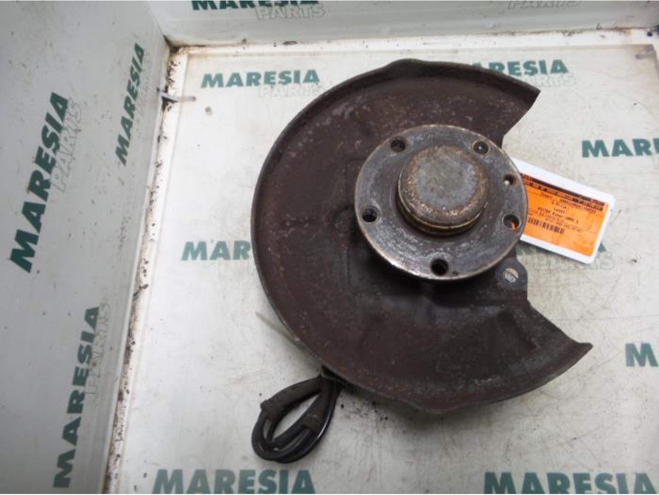 Alfa Romeo - 156 - Fusee links-achter