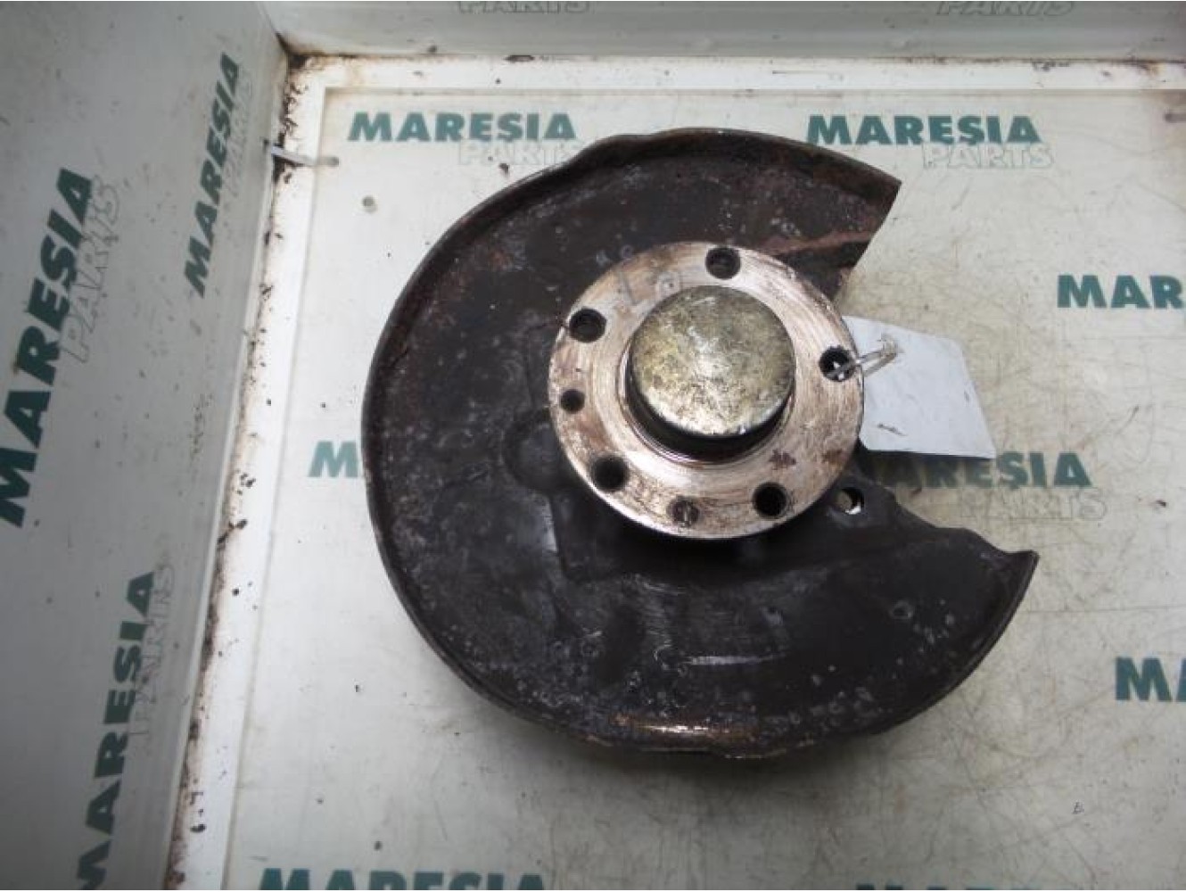 Alfa Romeo - 156 - Fusee links-achter