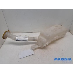 Renault - Clio - Front windscreen washer reservoir
