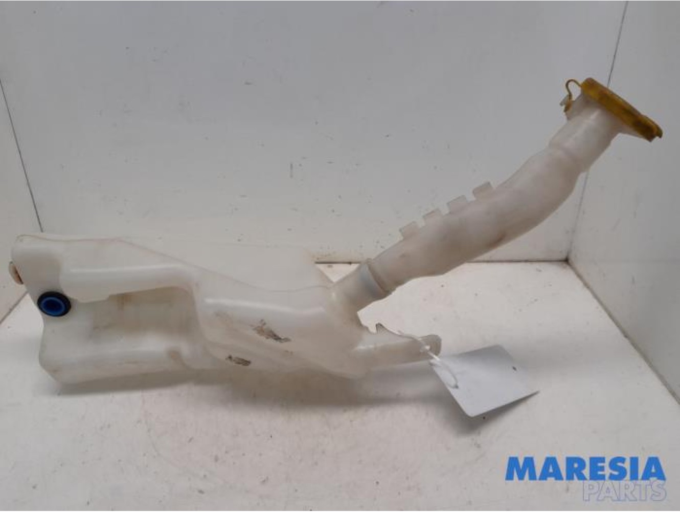 Renault - Clio - Front windscreen washer reservoir