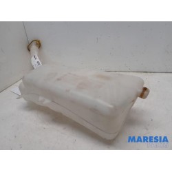 Renault - Clio - Front windscreen washer reservoir