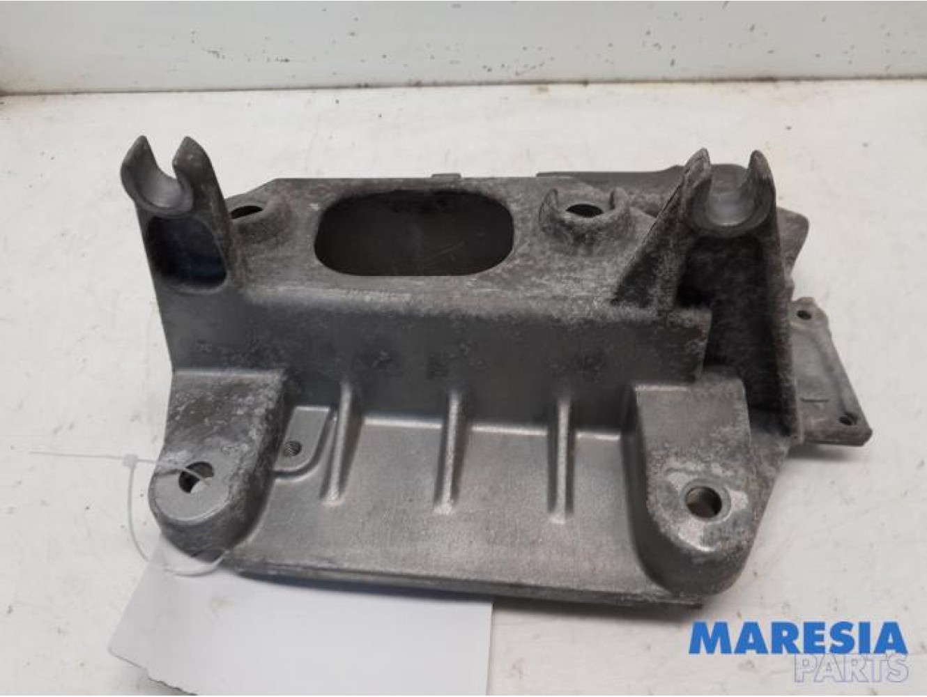 Renault - Clio - Engine mount