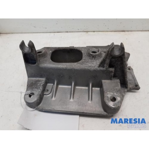 Renault - Clio - Engine mount