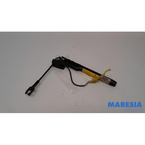 Fiat - 500 - Seatbelt tensioner, right