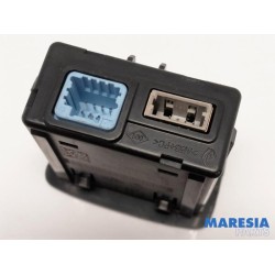 Renault - Scenic - AUX/USB aansluiting