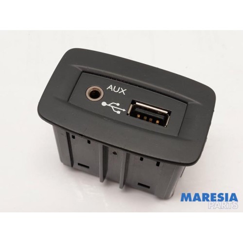 Renault - Scenic - AUX / USB connection
