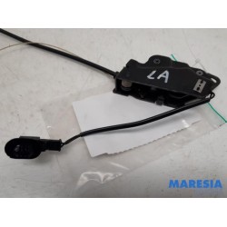 Peugeot - 307 - Tailgate lock mechanism