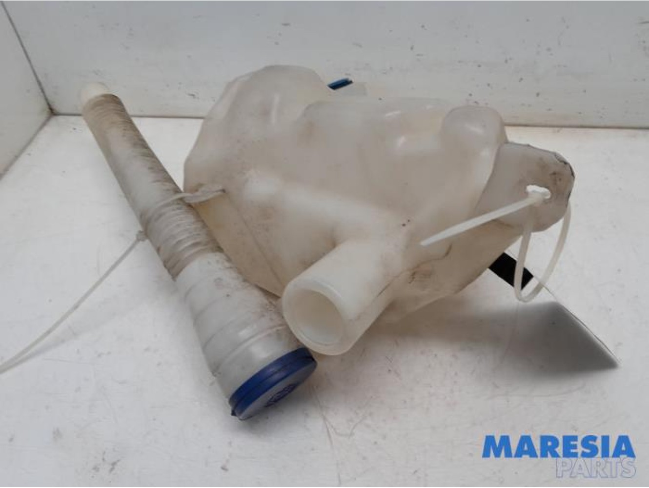 Citroen - C4 Grand Picasso - Front windscreen washer reservoir