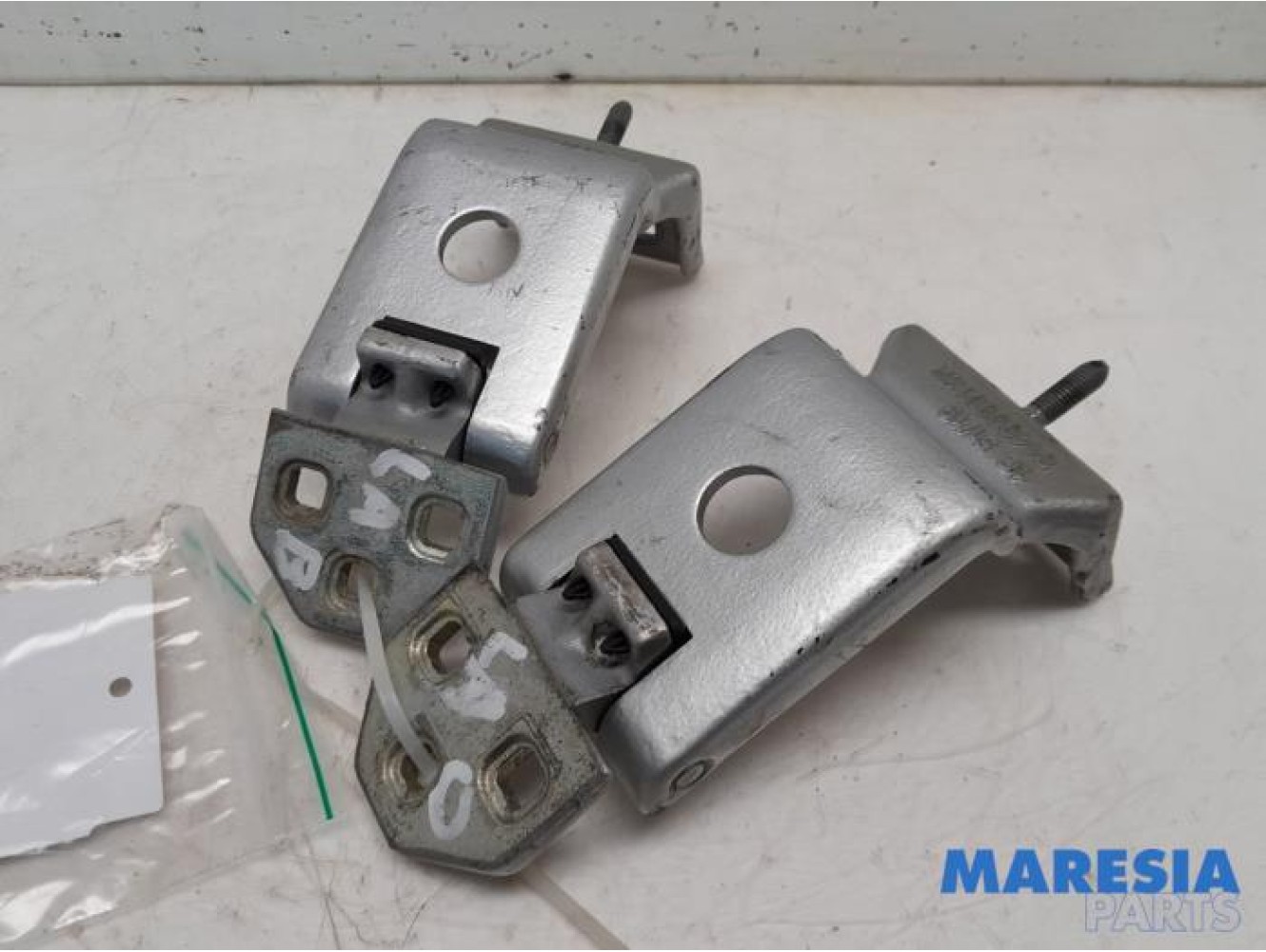 Renault - Master - Rear door hinge, left