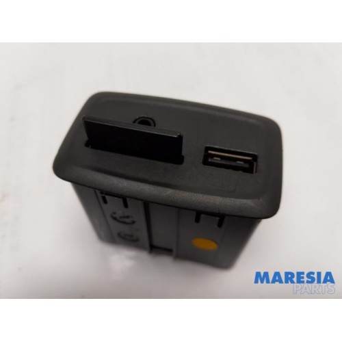 Renault - Kangoo - AUX / USB connection