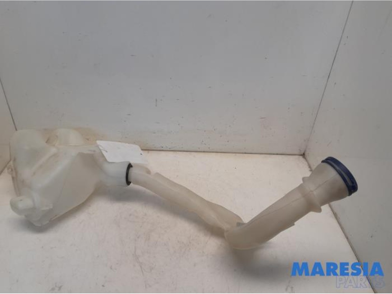 Peugeot - 208 - Front windscreen washer reservoir