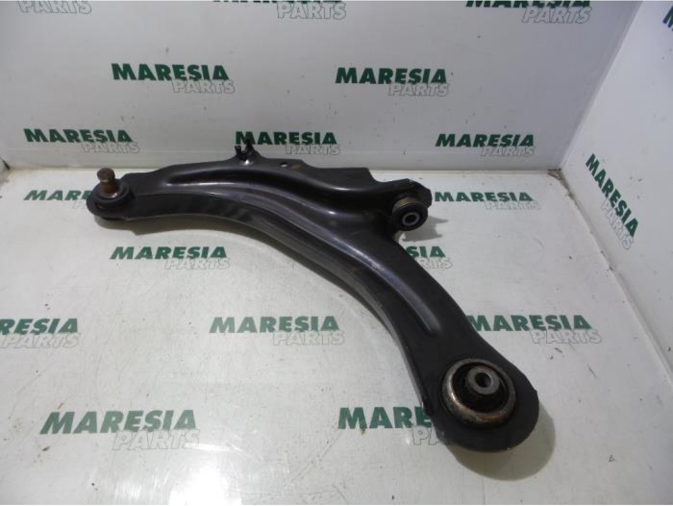 Renault - Megane - Front lower wishbone, left