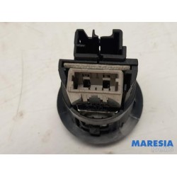 Peugeot - 208 - AUX / USB connection