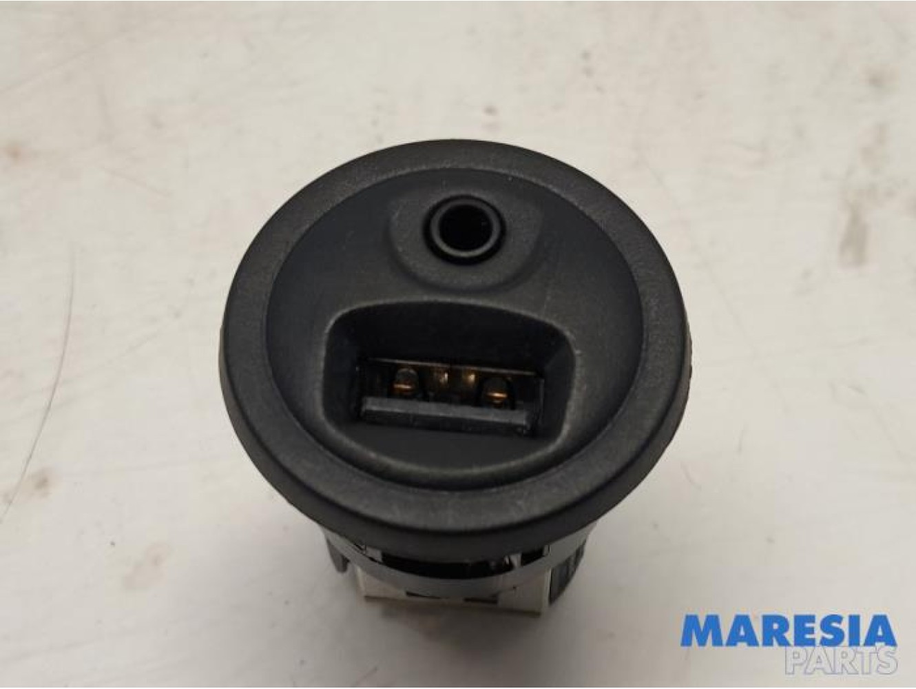 Peugeot - 208 - AUX / USB connection