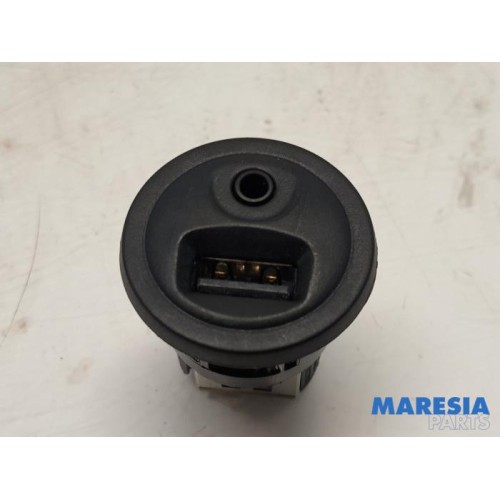 Peugeot - 208 - AUX / USB connection