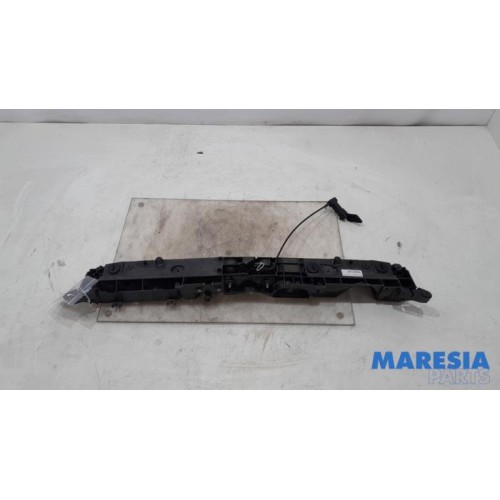 Renault - Clio - Lock plate