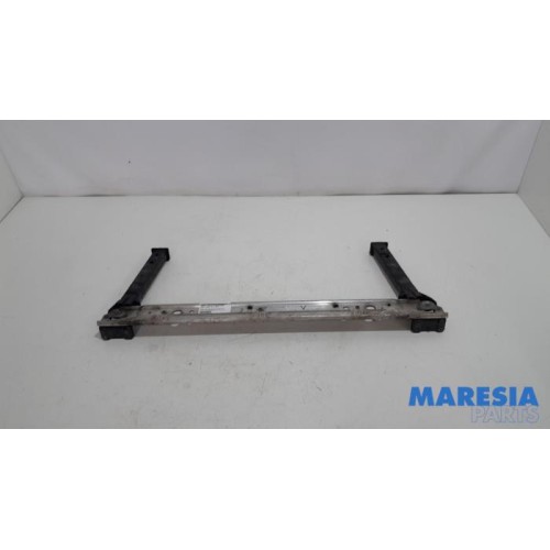 Renault - Megane - Radiator bar