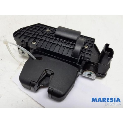 Peugeot - 5008 - Tailgate lock mechanism