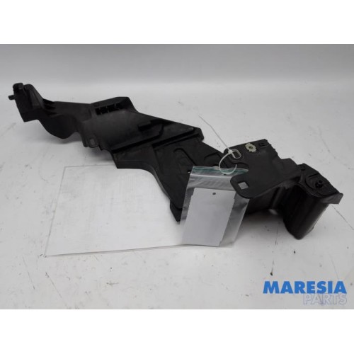 Renault - Megane - Koplampframe links