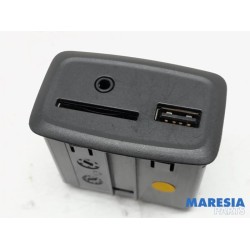 Renault - Clio - AUX / USB connection