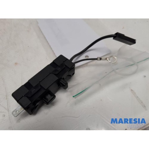 Renault - Clio - Antenna Amplifier